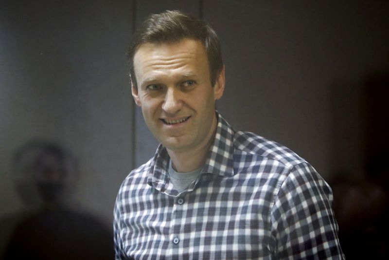 &copy; Reuters. FILE PHOTO: FILE PHOTO: Russian opposition politician Alexei Navalny attendsa court hearing