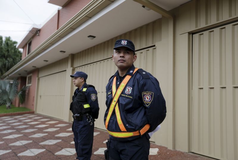 &copy; Reuters. Policiais paraguaios em Assunção