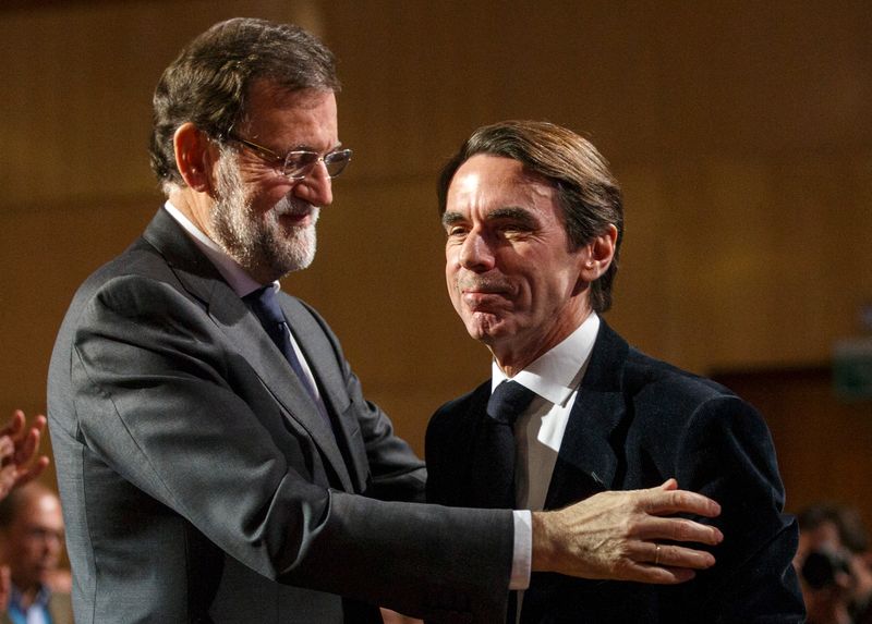 &copy; Reuters. FOTO DE ARCHIVO: Los expresidentes del Gobierno español Mariano Rajoy y José María Aznar en Madrid