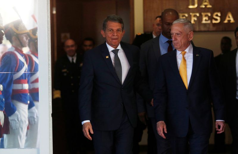 © Reuters. Joaquim Silva e Luna (ao centro), indicado para a presidência da Petrobras