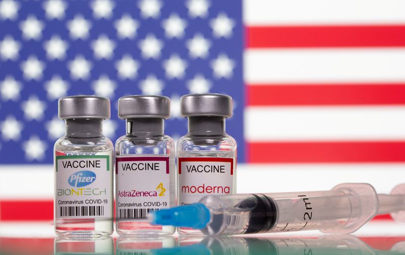 &copy; Reuters. FILE PHOTO: Picture illustration of vials with Pfizer-BioNTech, AstraZeneca, and Moderna coronavirus disease (COVID-19) vaccine labels with a U.S. flag