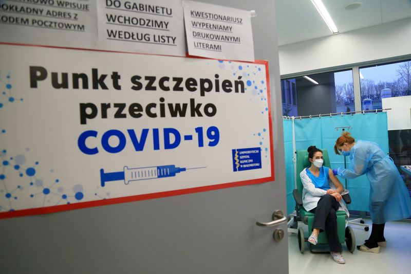 © Reuters. Vacinação contra o coronavírus em Bialystok, Polônia. Agnieszka Sadowska/Agencja Gazeta via REUTERS