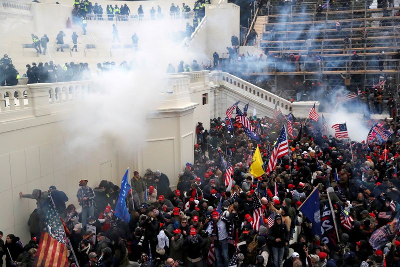 &copy; Reuters. FILE PHOTO: Supporters of U.S. President Donald Trump gather in Washington