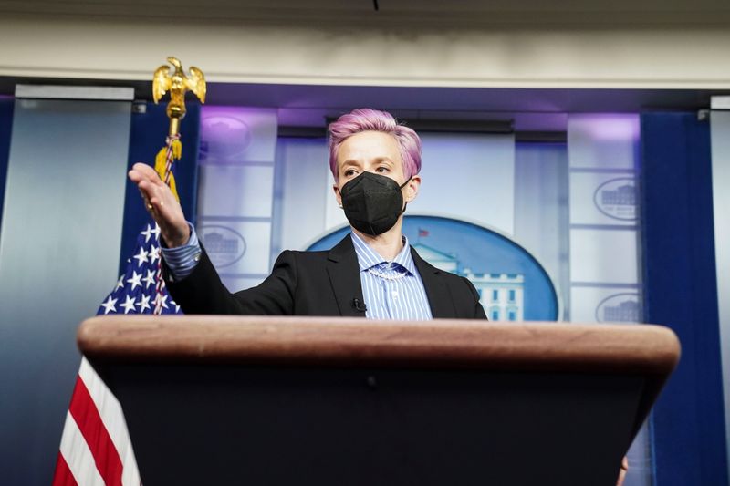 © Reuters. U.S. Women’s National Soccer Team players Rapinoe and Purce visit press briefing room at the White House in Washington