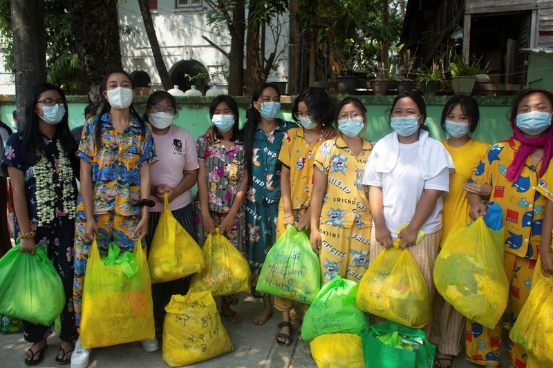 &copy; Reuters. Manifestantes são libertados em Yangon, Mianmar