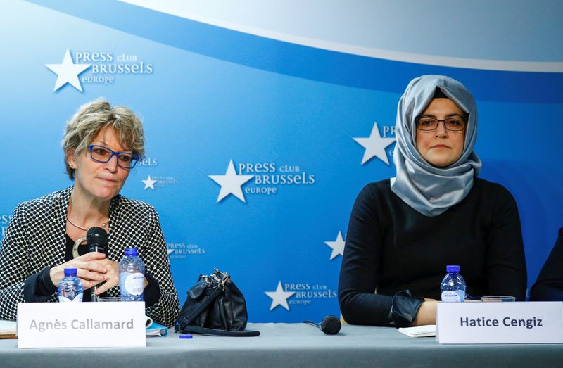 © Reuters. Callamard, U.N. Special Rapporteur on Extrajudicial Executions, and Cengiz, the fiancee of murdered journalist Jamal Khashoggi, hold a news conference in Brussels