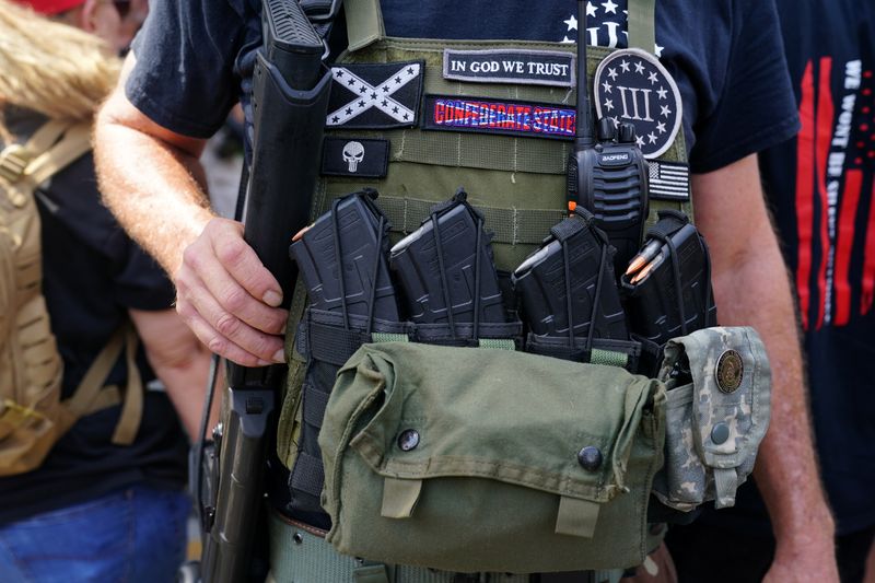 © Reuters. Militia groups protest at the Confederate memorial Stone Mountain