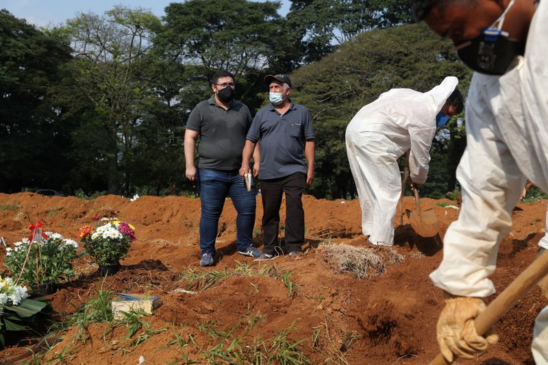 &copy; Reuters. Enterro de vítima da Covid-19 no cemitério da Vila Formosa, em São Paulo (SP)