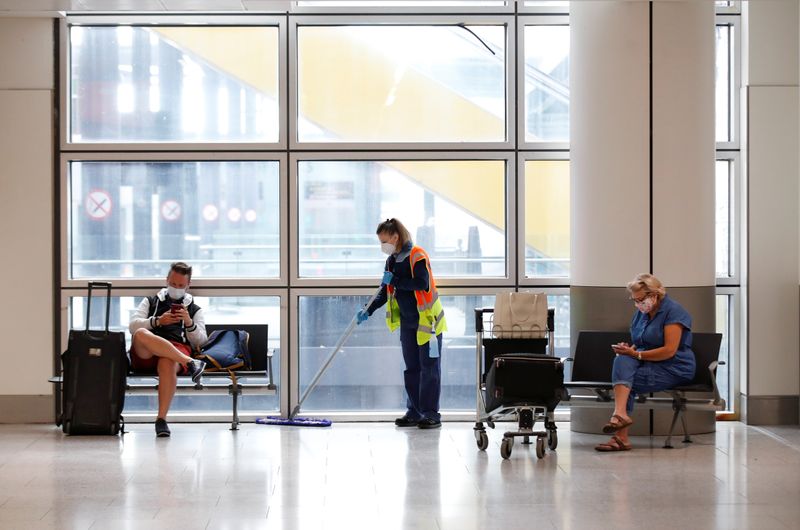 &copy; Reuters. FILE PHOTO: The coronavirus disease (COVID-19) outbreak in Gatwick