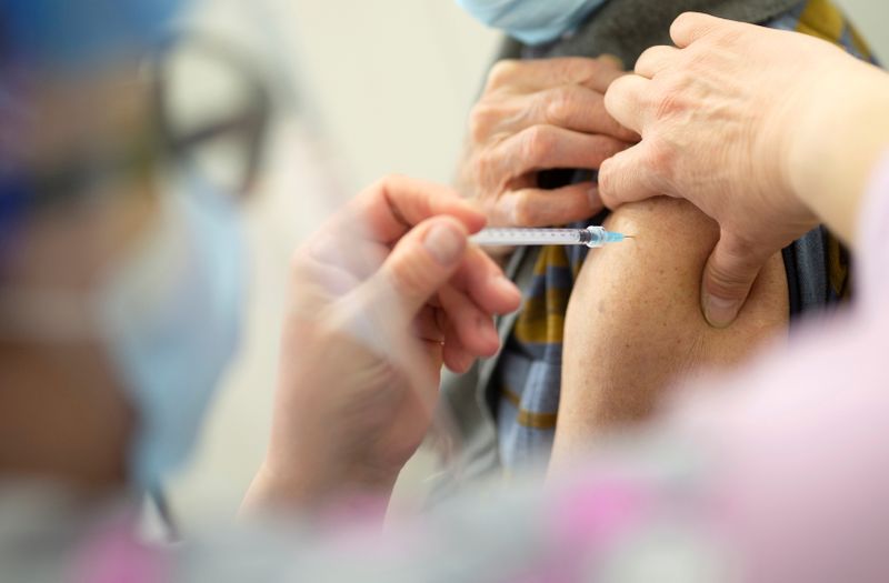 © Reuters. FILE PHOTO: Quebec begins vaccination for seniors over 85 years old in Laval, Quebec