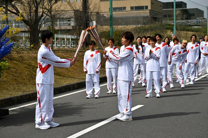 © Reuters. انطلاق رحلة الشعلة الأولمبية من فوكوشيما