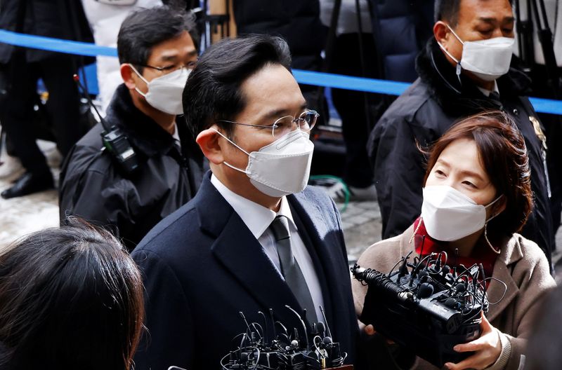 &copy; Reuters. Samsung Group heir Jay Y. Lee arrives at a court in Seoul