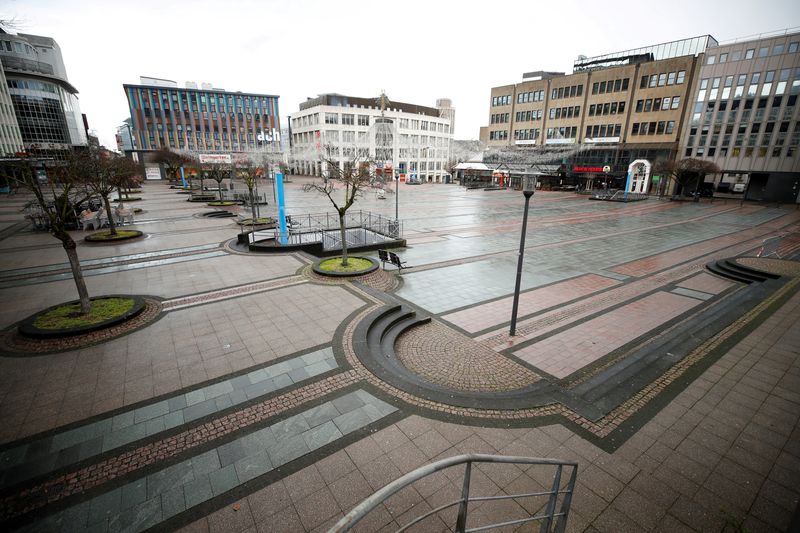 &copy; Reuters. FILE PHOTO: Shops affected by the COVID-19 lockdown in the western German city of Essen