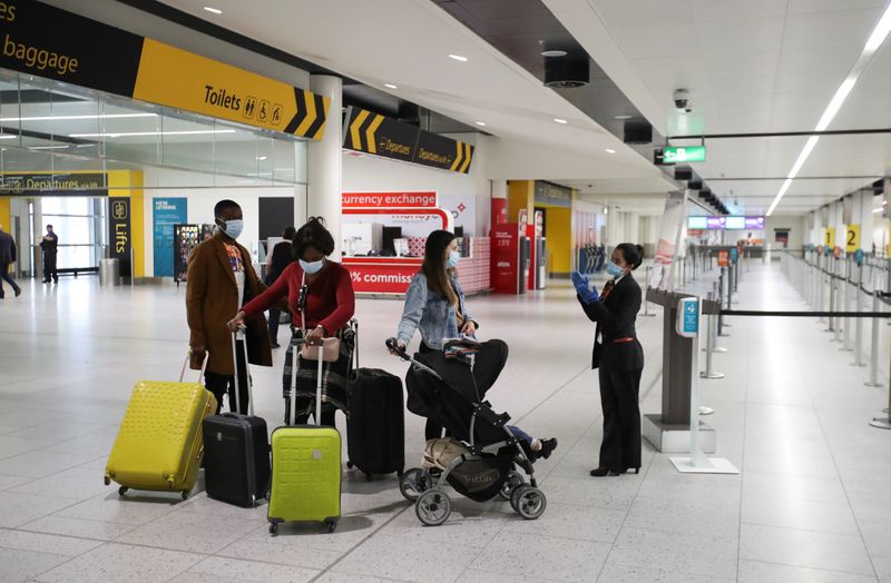 &copy; Reuters. FOTO DE ARCHIVO: Pasajeros con mascarillas en el aeropuerto de Gatwick