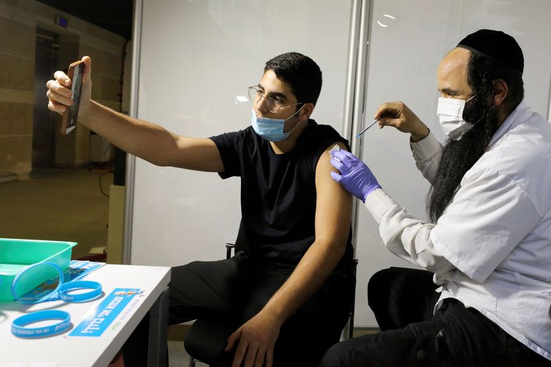 &copy; Reuters. イスラエル、人口の半数以上が2回目のコロナワクチン接種完了
