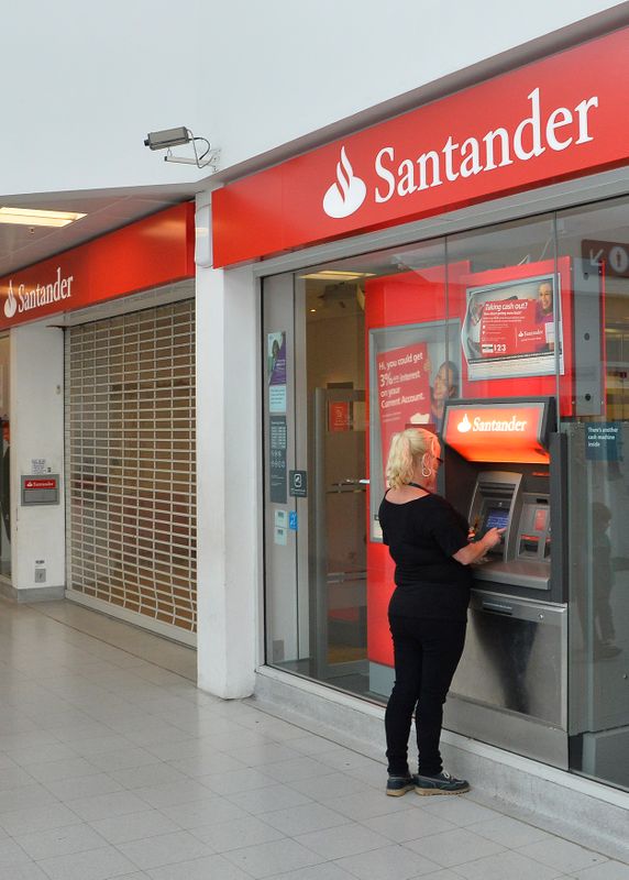 &copy; Reuters. CLiente preleva da bancomat Santander a Londra