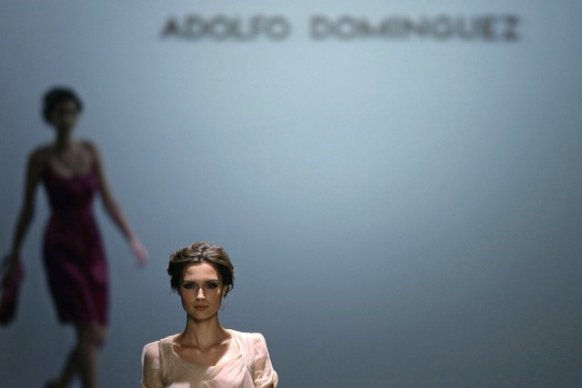 &copy; Reuters. FOTO DE ARCHIVO: Dos modelos durante un desfile de de Adolfo Domínguez en Madrid