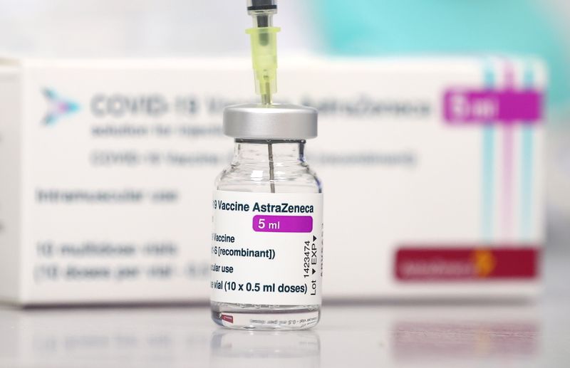 &copy; Reuters. Frasco com vacina da AstraZeneca contra Covid-19 em Maintal, na Alemanha