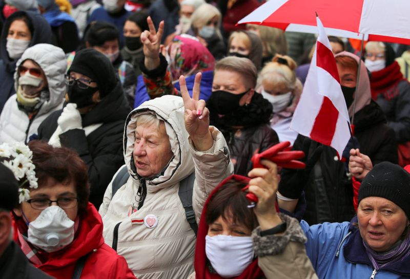 &copy; Reuters. FILE PHOTO: Belarusian opposition supporters hold a rally in Minsk