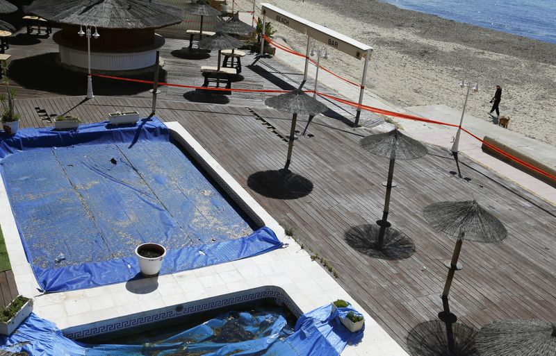 &copy; Reuters. Vista general de un hotel cerrado y un bar con terraza en la playa de Magaluf en la isla de Mallorca, durante la epidemia del coronavirus (COVID-19)