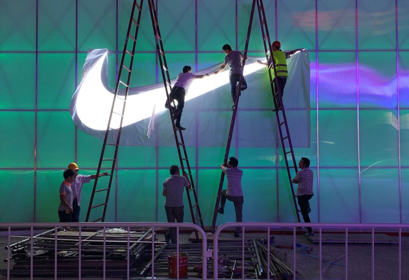 &copy; Reuters. Imagen de archivo. Trabajadores instalan neón con logo de Nike en el Wukesong Arena, Pekín