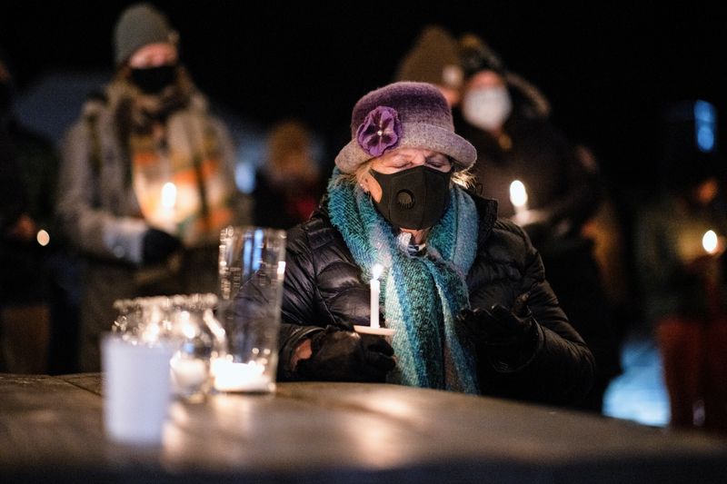 &copy; Reuters. Pessoas fazem vigília em local de ataque a tiros em Boulder, no Estado norte-americano do Colorado