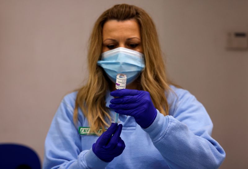 &copy; Reuters. FOTO DE ARCHIVO: Una mujer prepara una dosis de la vacuna de AstraZeneca para la enfermedad del coronavirus (COVID-19) en Huelva