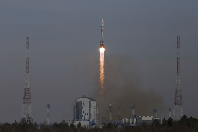 © Reuters. A rocket booster with satellites of British firm OneWeb blasts off from a launchpad at the Vostochny Cosmodrome in Amur Region