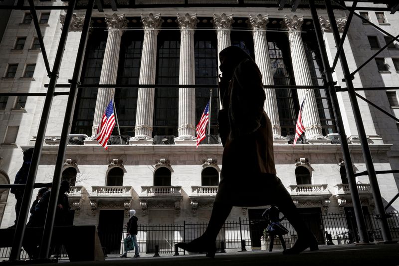 &copy; Reuters. Pedestres caminham em frente à Bolsa de Valores de Nova York