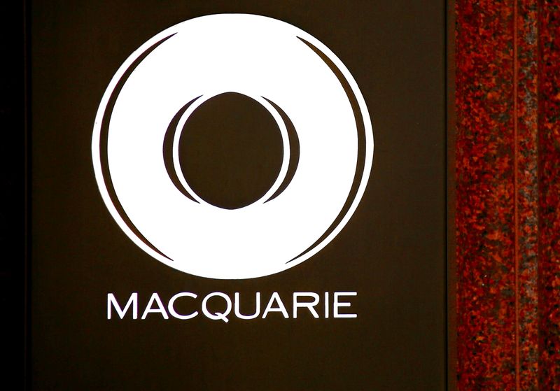 &copy; Reuters. Logo Macquarie all&apos;ingresso della sede a Sydney