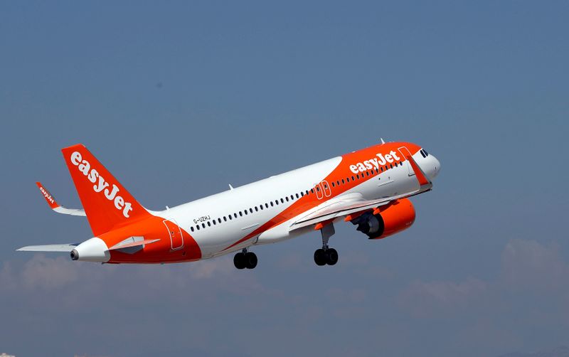 © Reuters. FILE PHOTO: The easyJet Airbus A320-251N takes off from Nice international airport in Nice, France