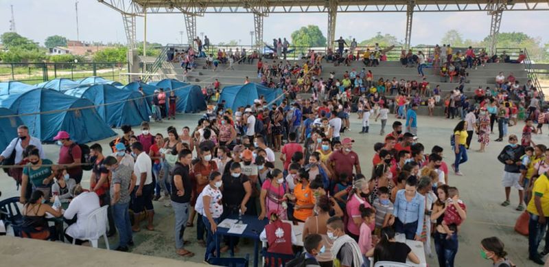 © Reuters. Migrantes venezolanos que huyeron de su país por las operaciones militares, según la agencia de migración colombiana, permanecen en un coliseo en donde se instaló un campamento temporal, en el municipio de Arauquita