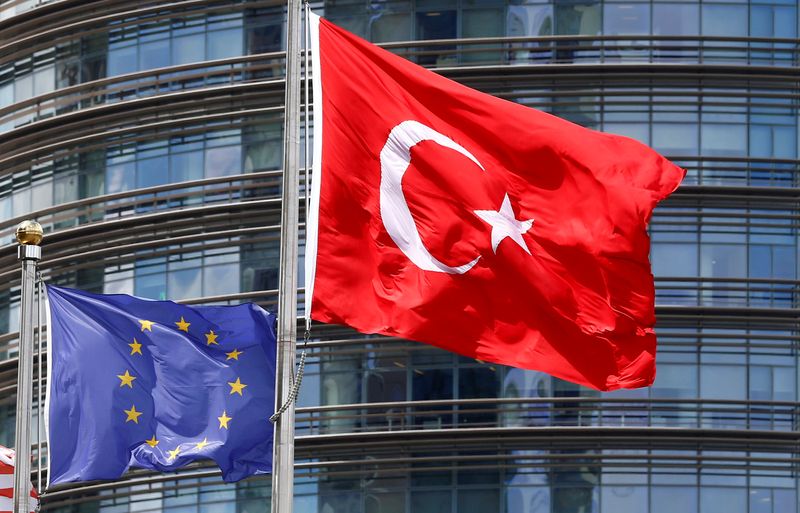 &copy; Reuters. Una bandera de la Unión Europea (izq.) y de Turquía frente a un hotel en Estambul