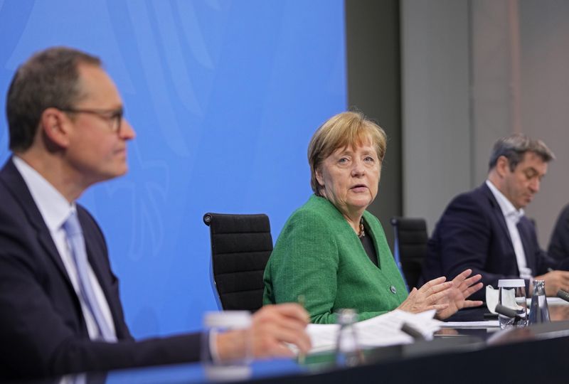 &copy; Reuters. FOTO DE ARCHIVO: la canciller alemana Angela Merkel asiste a una conferencia de prensa después de una reunión con los líderes estatales, en medio del brote de la enfermedad del coronavirus (COVID-19), en Berlín