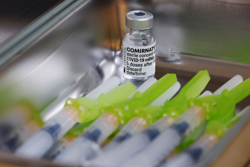 &copy; Reuters. Doses of the Pfizer-BioNTech coronavirus disease (COVID-19) vaccine are seen at a COVID-19 vaccination centre in Seoul