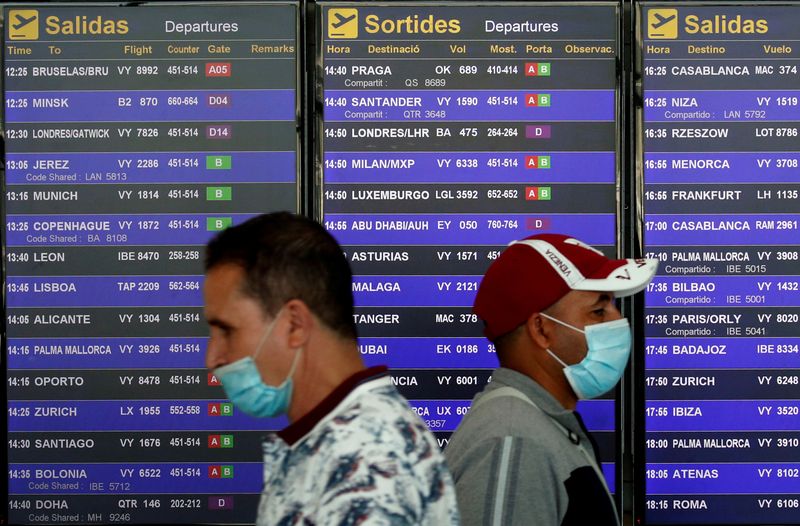 &copy; Reuters. FOTO DE ARCHIVO: Pasajeros en el aeropuerto Josep Tarradellas Barcelona-El Prat, en medio de la pandemia de COVID-19, en Barcelona