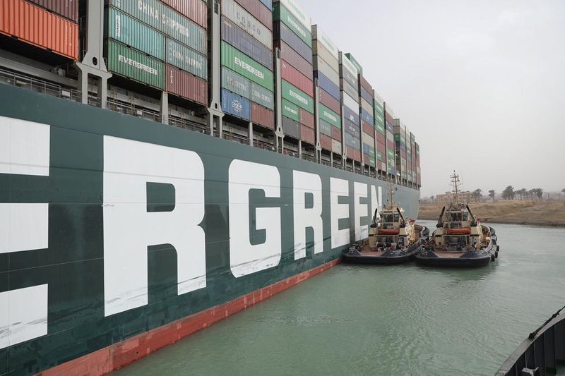 &copy; Reuters. أزمة الحاويات العالمية تتفاقم بسبب السفن العالقة بقناة السويس