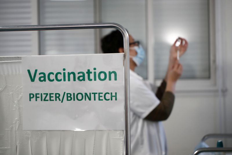&copy; Reuters. FILE PHOTO: Coronavirus disease (COVID-19) vaccination campaign in Stains
