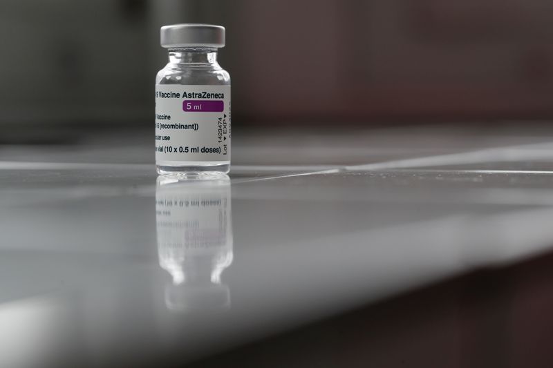 &copy; Reuters. FOTO DE ARCHIVO: Un frasco de la vacuna Oxford-AstraZeneca COVID-19 se muestra en el hospital Foch en Suresnes, cerca de París, Francia.