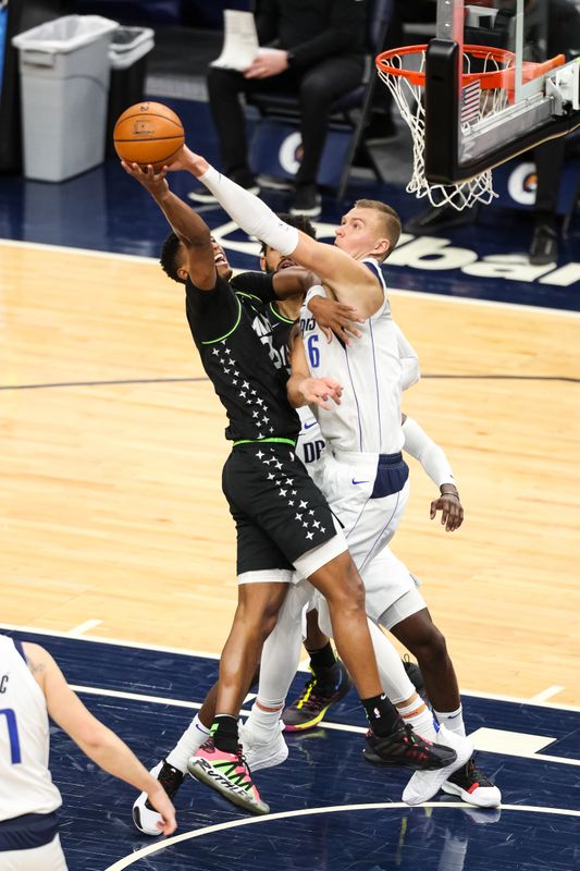 &copy; Reuters. NBA: Dallas Mavericks at Minnesota Timberwolves