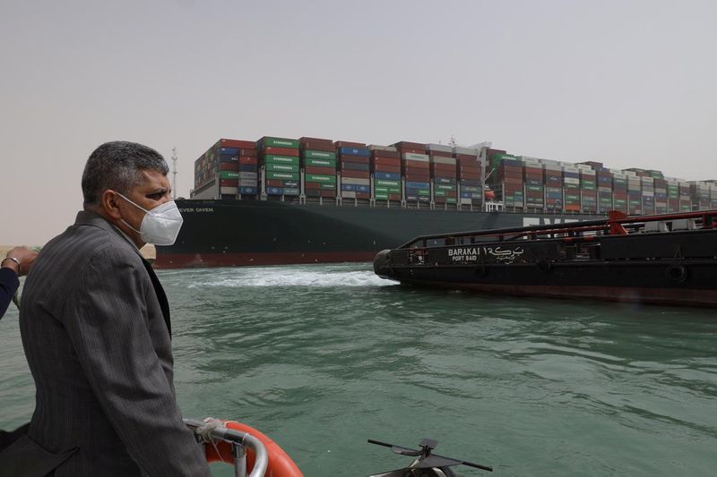 &copy; Reuters. نظرة فاحصة - كيف تغلق سفينة حاويات عملاقة قناة السويس؟
