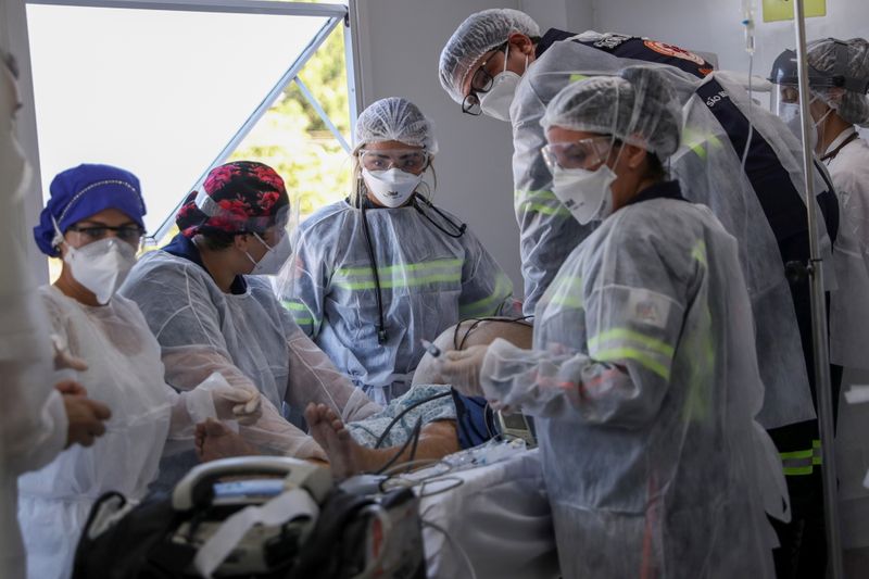 &copy; Reuters. Médico e equipe de saúde em atendimento a paciente com Covid-19 em hospital de São Bernardo do Campo