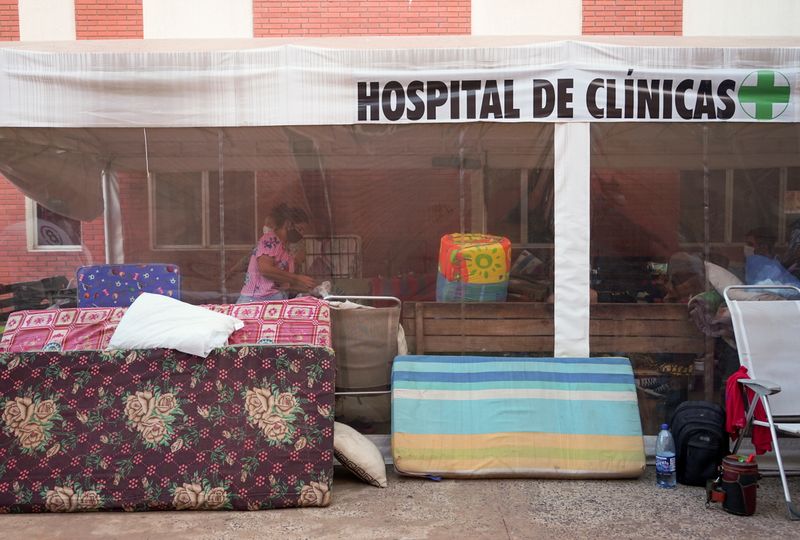 &copy; Reuters. Familiares de paciente com Covid-19 perto de hospital em San Lorenzo, no Parguai