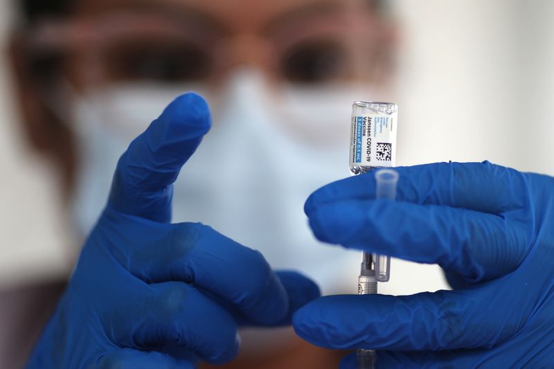 &copy; Reuters. A nurse draws from a vial of Johnson &amp; Johnson coronavirus disease (COVID-19) vaccine, in Los Angeles
