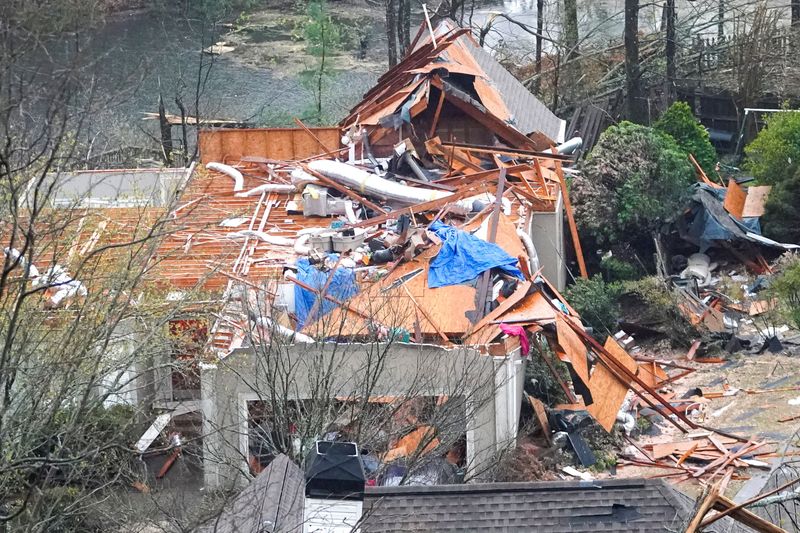 &copy; Reuters. Casa danificada após tornado em Hoover, no Alabama