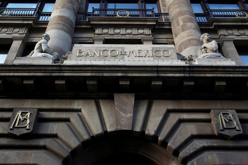 &copy; Reuters. Imagen de archivo del logo del Banco de México en su edificio en la capital del país