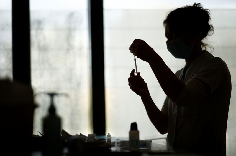 &copy; Reuters. CORONAVIRUS/FRANCE: LA HAS FAVORABLE À LA VACCINATION PAR LES DENTISTES ET LES VÉTÉRINAIRES