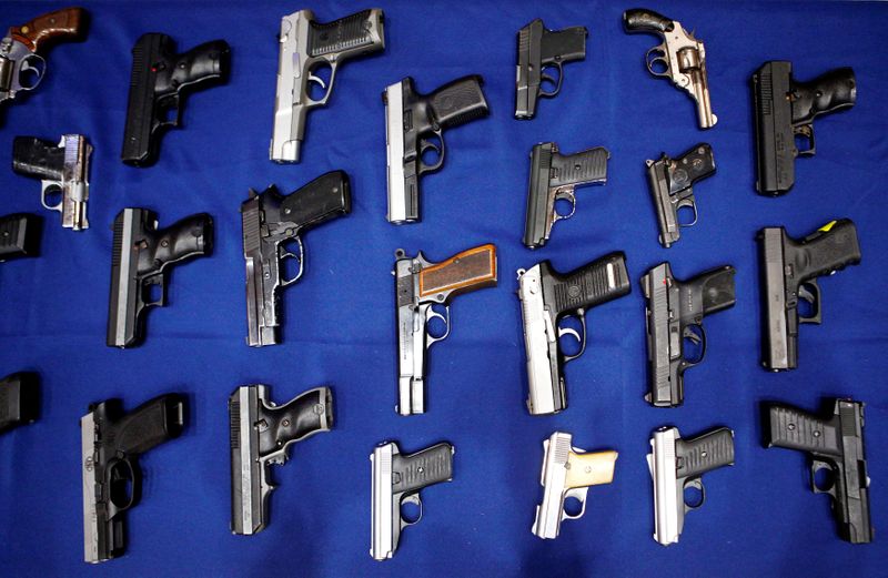 &copy; Reuters. FILE PHOTO: Seized handguns are pictured at the police headquarters in New York City