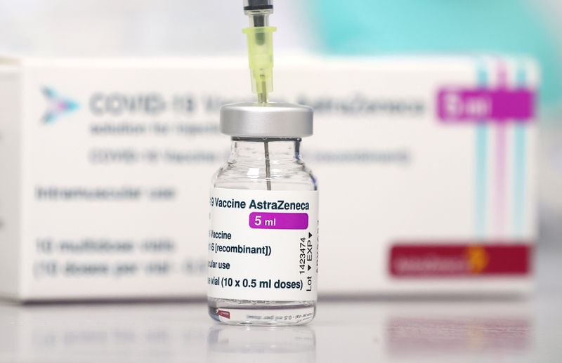&copy; Reuters. FOTO DE ARCHIVO: Un vial con la vacuna de AstraZeneca contra la COVID-19 en Maintal