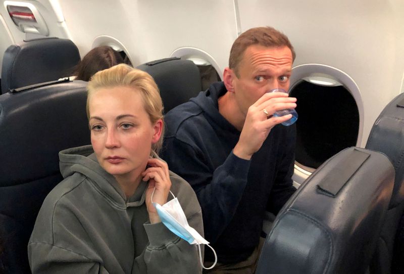 &copy; Reuters. FILE PHOTO: Russian opposition leader Alexei Navalny and his wife Yulia Navalnaya are seen on board a plane during a flight from Berlin to Moscow